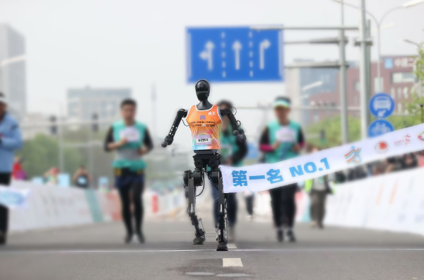 机器人参加北京亦庄半程马拉松比賽